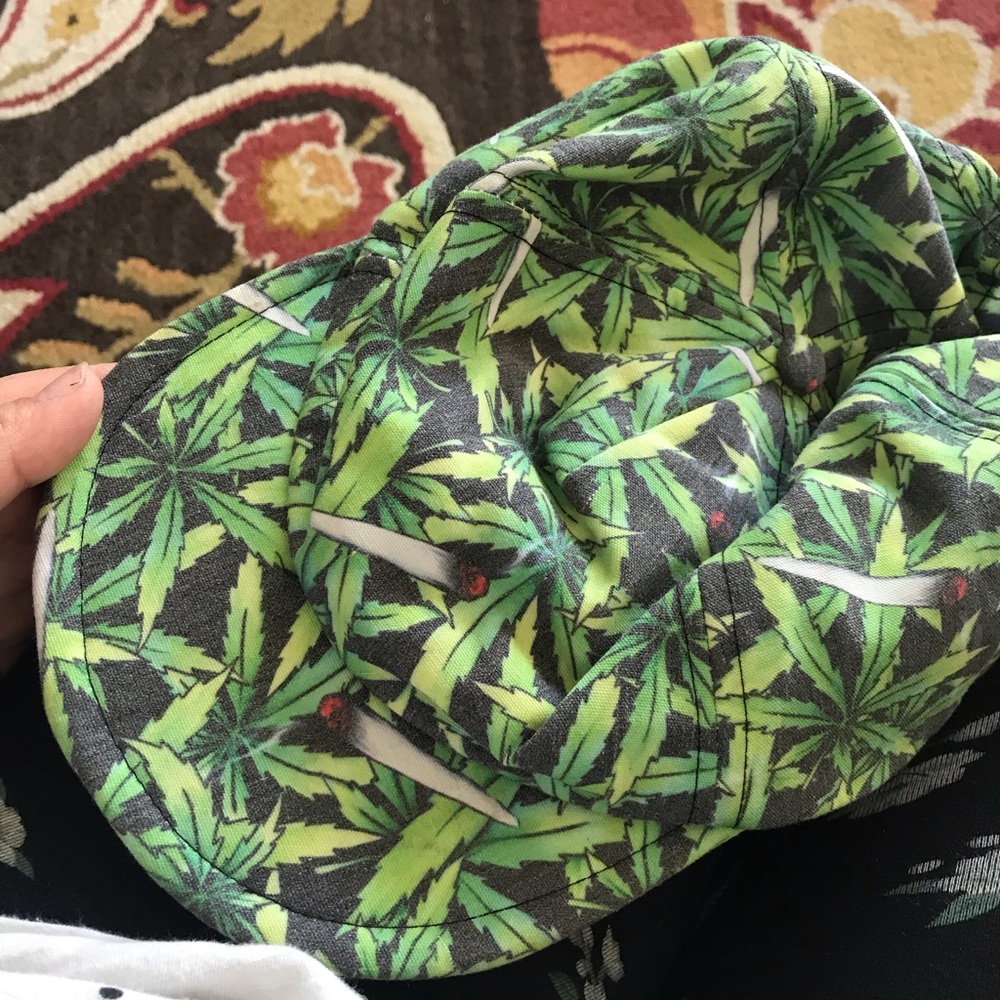 Unif leaf hat
